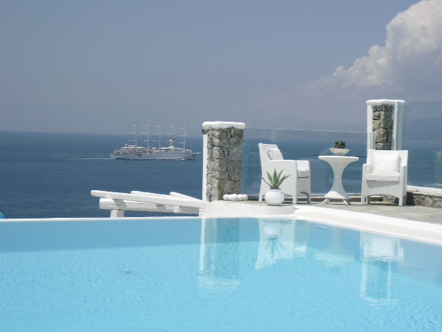 B267 – Traditional deluxe villa in the Aegean’s most sophisticated island with breath-taking views of the sunset over Delos Island.