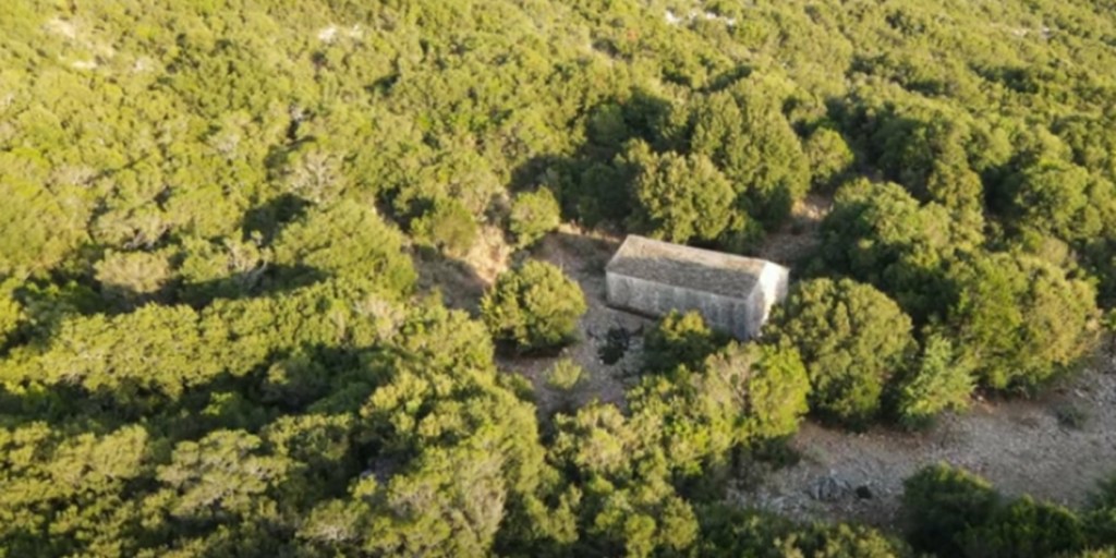 Ήπειρος : Το μικρό εκκλησάκι των Ταξιαρχών στον Ζάλλογο και η παράδοση με τον βοσκό που βρήκε την εικόνα