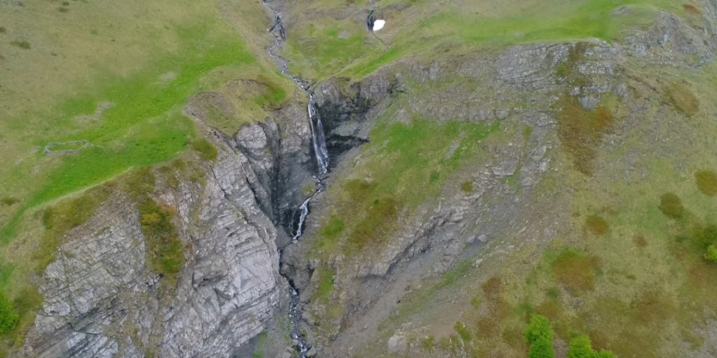Οι άγριοι και απρόσιτοι καταρράκτες του Γράμμου σχεδόν στα 2.500 μέτρα