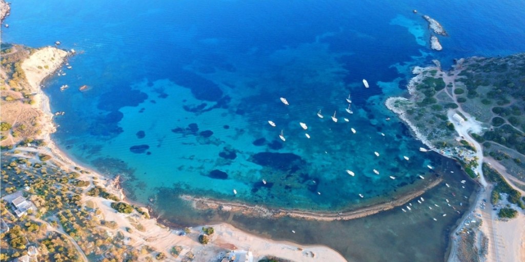 Οι παραλίες της Αττικής με γαλαζοπράσινα νερά