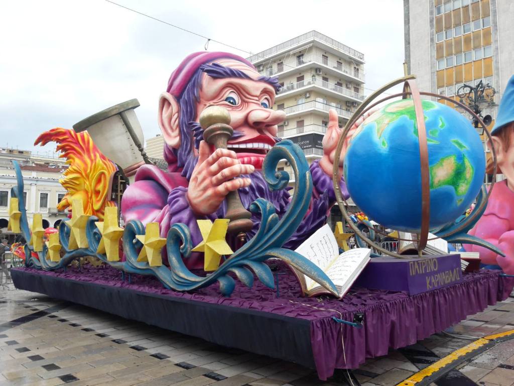 Πατρινό Καρναβάλι: Τι Είναι, Πώς Οργανώνεται & Γιατί Συγκεντρώνει Χιλιάδες Κάθε Χρόνο