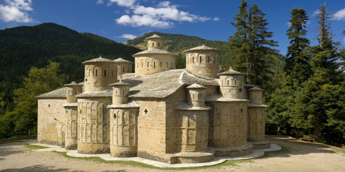 Το ελληνικό μικρό εκκλησάκι με τους πολλούς τρούλους