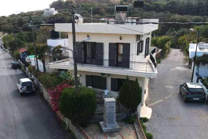 Spaciously Comfortable Village Home - East Crete