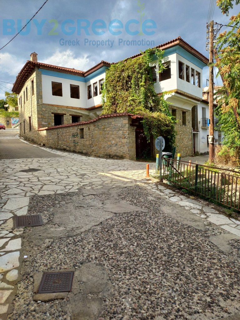 An aristocratic district in the heart of Greece full of magnificent mansions and an emblematic monument