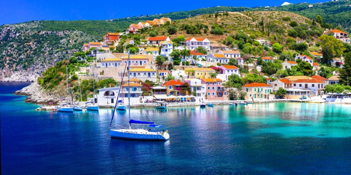 Άσσος, το παραμυθένιο χωριό που ακουμπά στη θάλασσα.