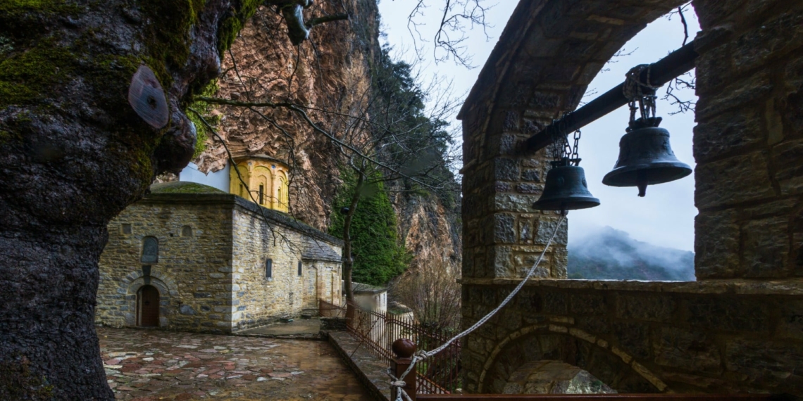 Η Παναγία Στάνα που είναι χτισμένη μέσα στα γρανιτένια βράχια