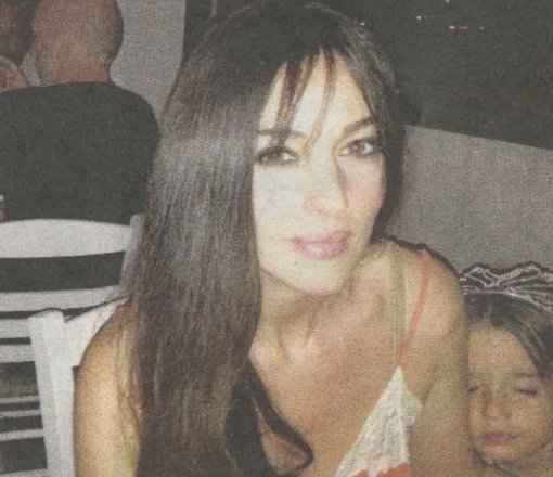 Monica Bellucci: Στην Πάρο με τις κόρες της!