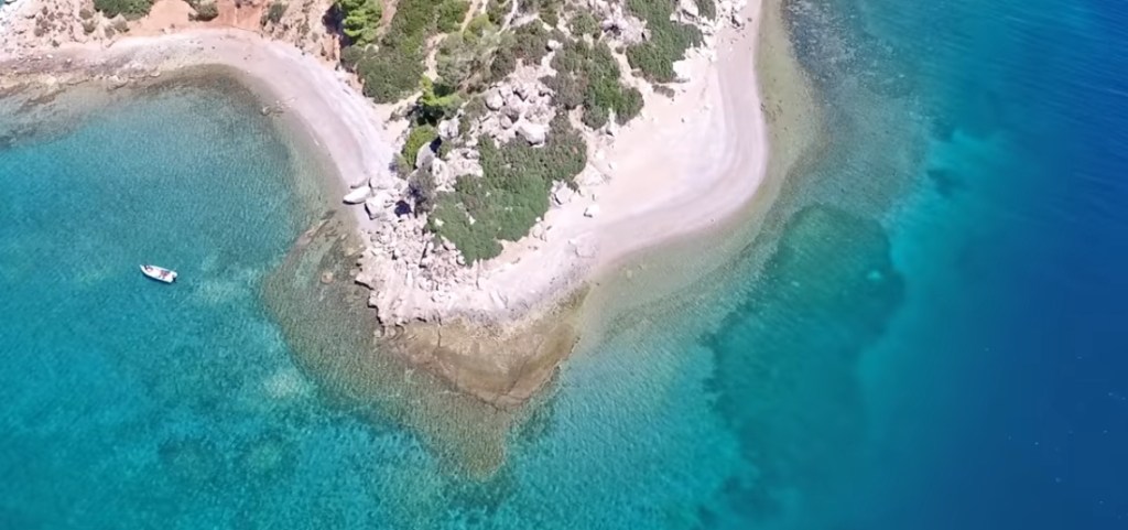 Ποιο είναι το άγνωστο Εγγλεζονήσι που μοιάζει σαν να μην είναι στην Ελλάδα