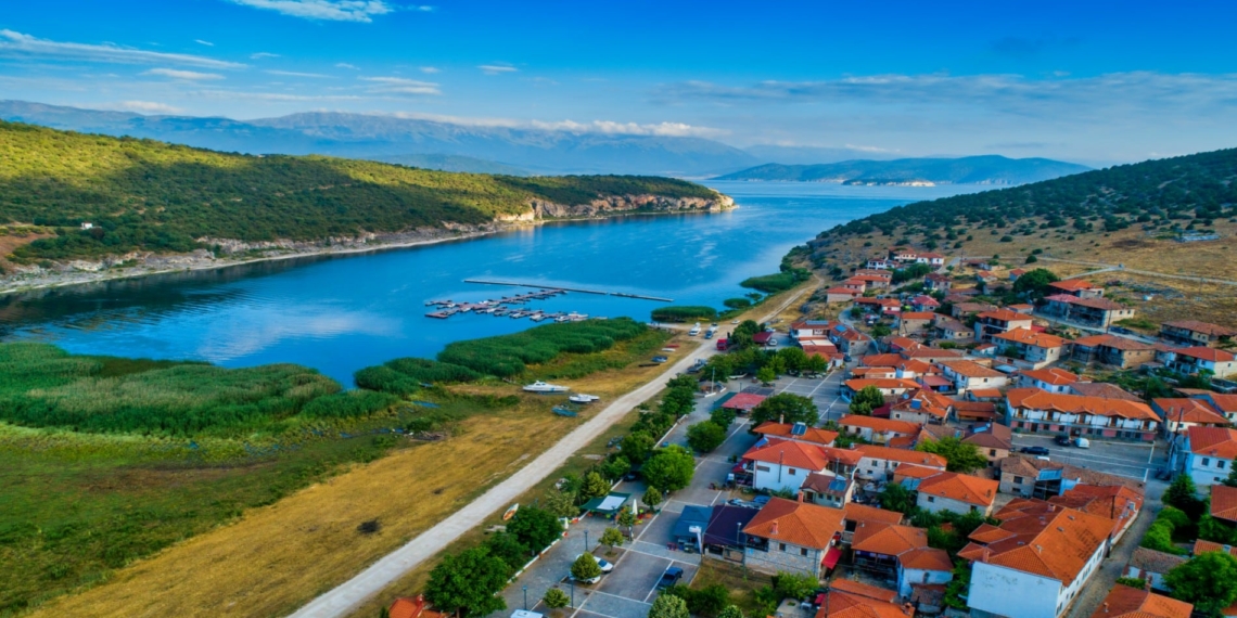 Ψαράδες: Το μαγευτικό χωριό της λίμνης που θα σε μαγέψει